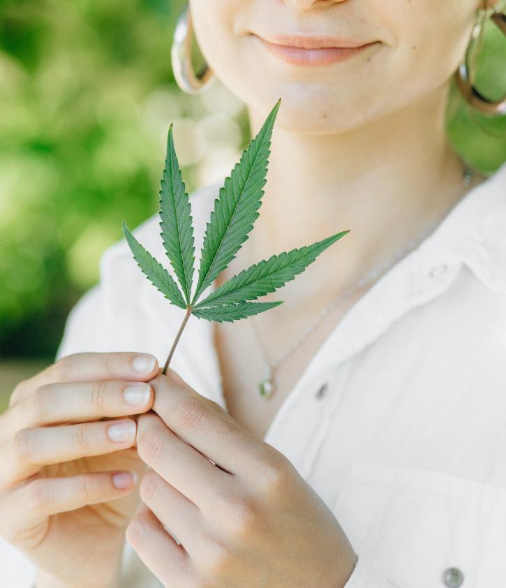 žena s listem cbd