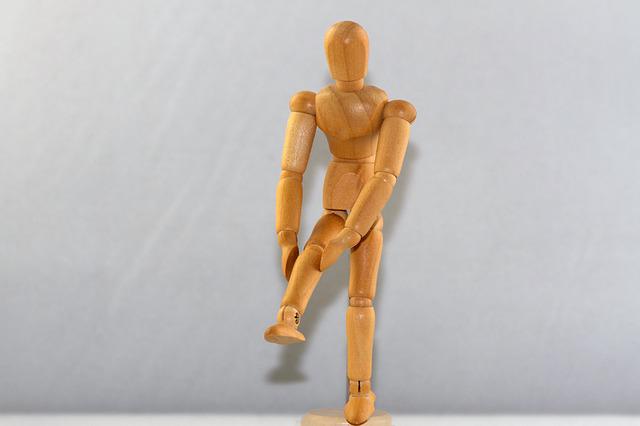 bolest kolene figurína